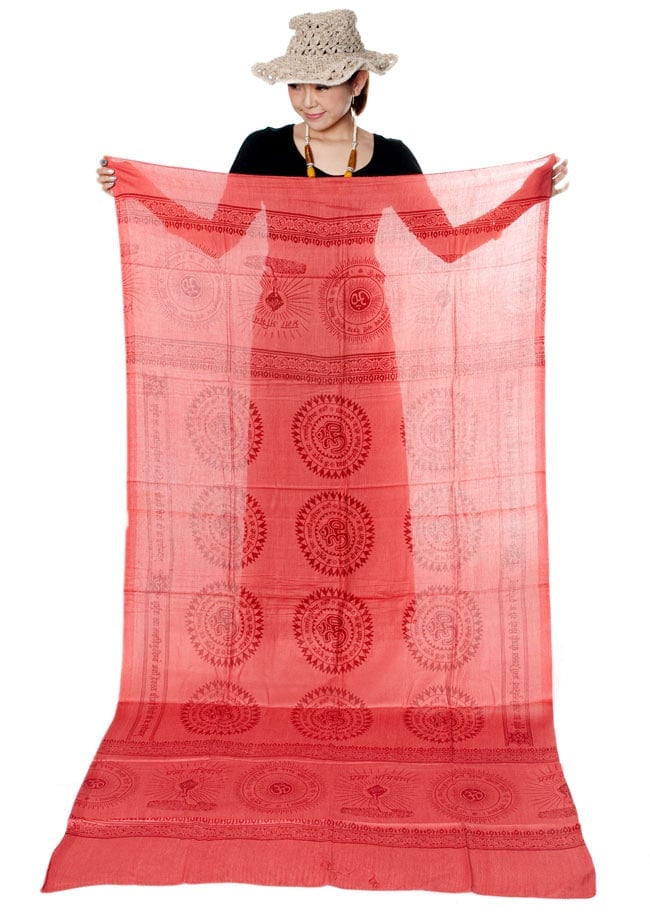 (200cmx100cm)オーンの大ラムナミ - サーモン 6 - サイズを感じていただく為、身長約150?のスタッフに持ってもらったところの写真です。