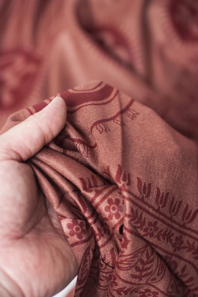 (200cmx100cm)オーンの大ラムナミ - ブラウン 4 - 質感を感じて頂く為、手に持って撮影したところです。