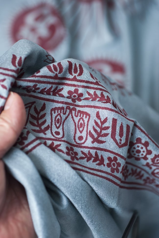 (200cmx100cm)オーンの大ラムナミ - 灰色 4 - 質感を感じて頂く為、手に持って撮影したところです。