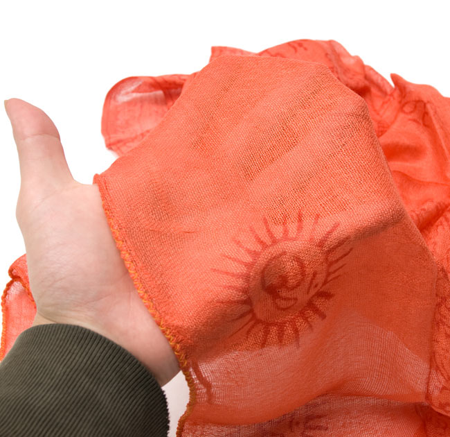 (約125cm×50cm)インド薄ラムナミ【小】 - 蛍光オレンジ 4 - 質感を感じて頂く為、手に持ってみました。
かなり透ける生地です
