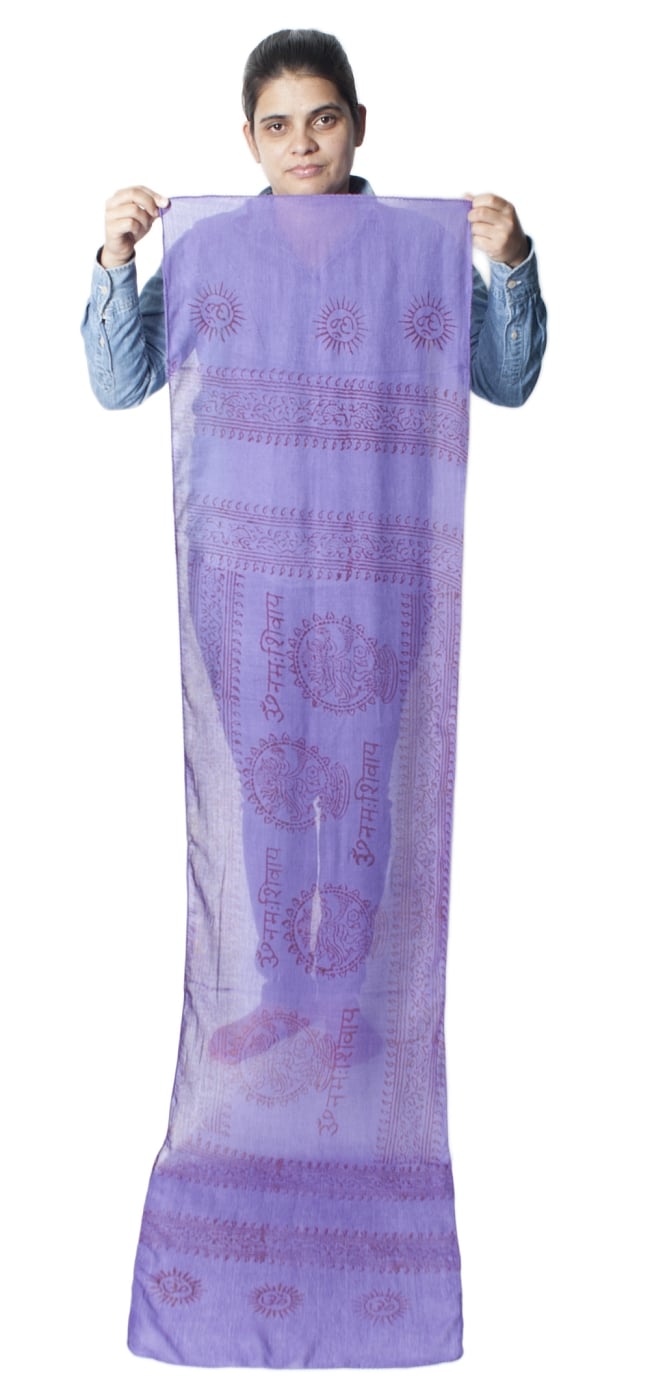 (約180cm×40cm)インド薄ラムナミ(ロング） - パープル 9 - 身重154cmのサラダちゃんが持ってみました。180cmくらいある布なので、いろいろ使いみちがありそうです。