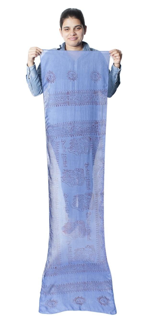 (約180cm×40cm)インド薄ラムナミ(ロング） - ブルー 9 - 身重154cmのサラダちゃんが持ってみました。180cmくらいある布なので、いろいろ使いみちがありそうです。