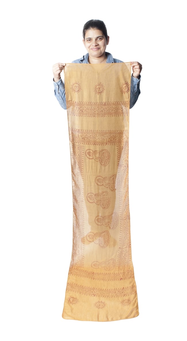 (約180cm×40cm)インド薄ラムナミ(ロング） - ターメリック 9 - 身重154cmのサラダちゃんが持ってみました。180cmくらいある布なので、いろいろ使いみちがありそうです。