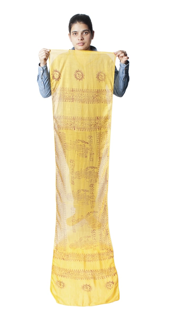(約180cm×40cm)インド薄ラムナミ(ロング） - イエロー 9 - 身重154cmのサラダちゃんが持ってみました。180cmくらいある布なので、いろいろ使いみちがありそうです。