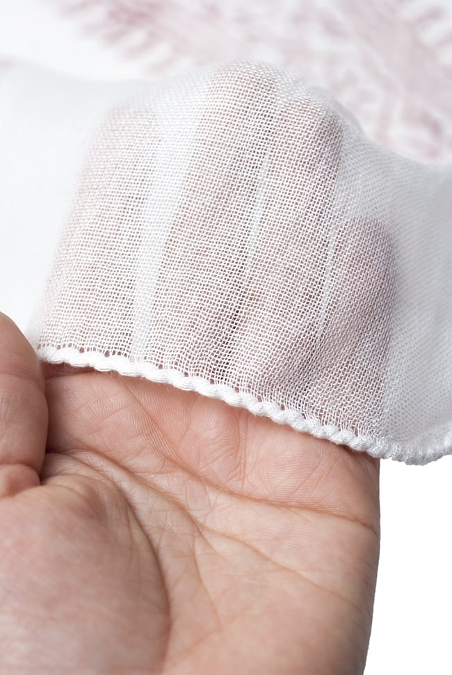 (約180cm×40cm)インド薄ラムナミ(ロング) - 白地に赤 5 - 透け感のある布地です。