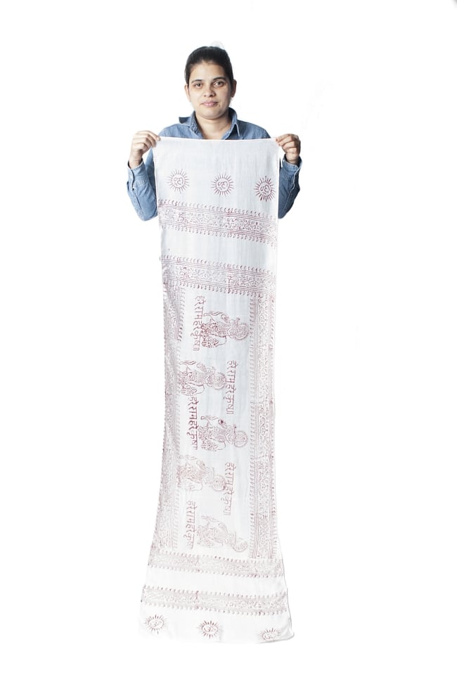 (約180cm×40cm)インド薄ラムナミ(ロング） - 白地に赤 9 - 身重154cmのサラダちゃんが持ってみました。180cmくらいある布なので、いろいろ使いみちがありそうです。