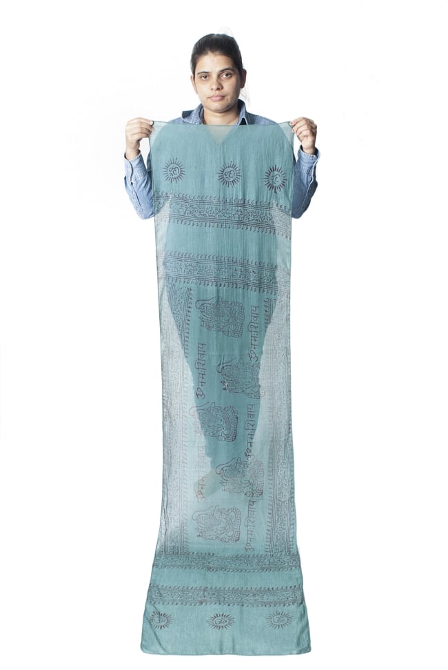 (約180cm×40cm)インド薄ラムナミ(ロング） - 濃青緑 9 - 身重154cmのサラダちゃんが持ってみました。180cmくらいある布なので、いろいろ使いみちがありそうです。