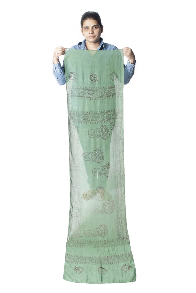 (約180cm×40cm)インド薄ラムナミ(ロング） - 緑 9 - 身重154cmのサラダちゃんが持ってみました。180cmくらいある布なので、いろいろ使いみちがありそうです。