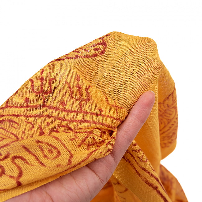 (60cm×130cm)インド ヒンドゥー教の薄ラムナミスカーフ - イエロー 8 - 手に取ってみました。透け感があります。