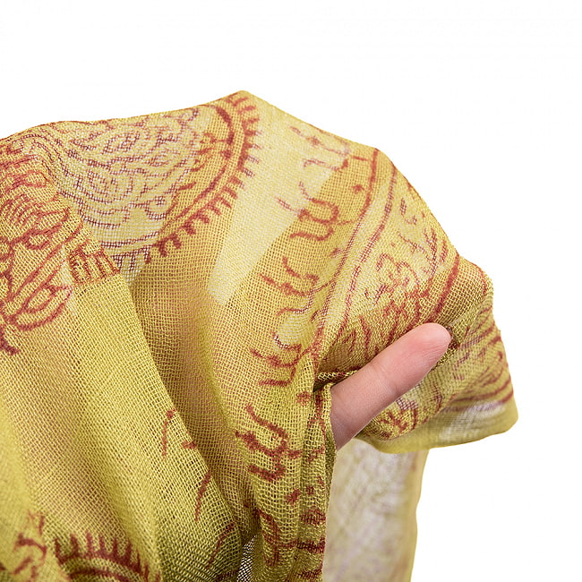 (60cm×130cm)インド ヒンドゥー教の薄ラムナミスカーフ - うぐいす 8 - 手に取ってみました。透け感があります。