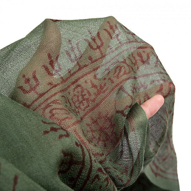 (60cm×130cm)インド ヒンドゥー教の薄ラムナミスカーフ - モスグリーン 8 - 手に取ってみました。透け感があります。