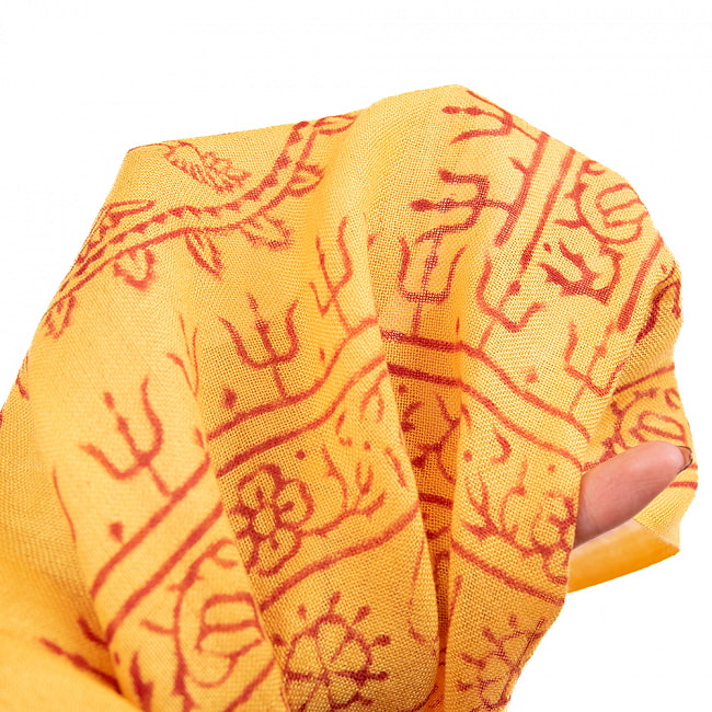 (65cm×170cm)インド ヒンドゥー教の薄ラムナミスカーフ - イエロー 8 - 手に取ってみました。透け感があります。