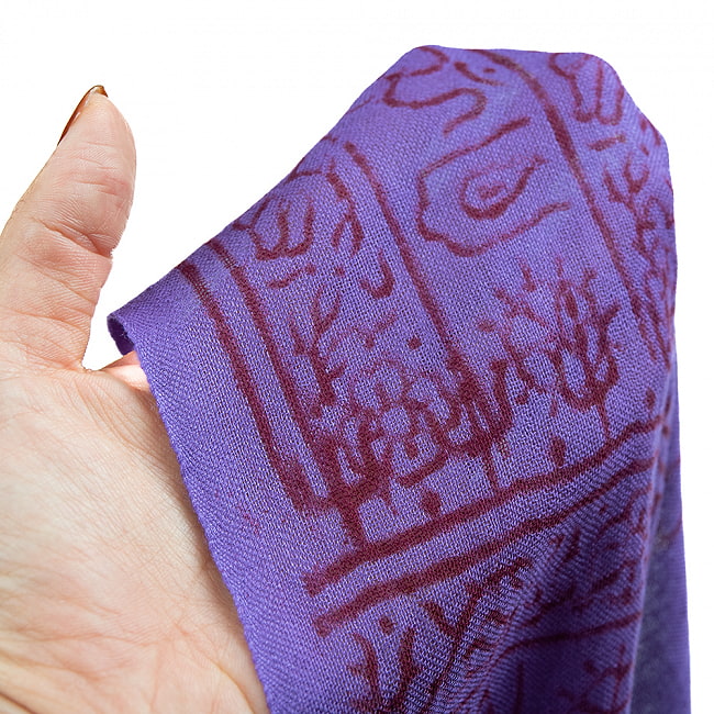 (65cm×170cm)インド ヒンドゥー教の薄ラムナミスカーフ - 紫 8 - 手に取ってみました。透け感があります。