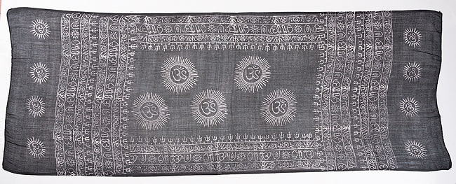 (65cm×170cm)インド ヒンドゥー教の薄ラムナミスカーフ - 黒 3 - 広げたところです。真ん中の神様柄はアソートでのお届けとなります。