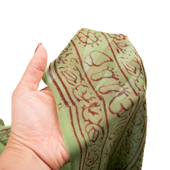 (65cm×170cm)インド ヒンドゥー教の薄ラムナミスカーフ - うぐいす 8 - 手に取ってみました。透け感があります。