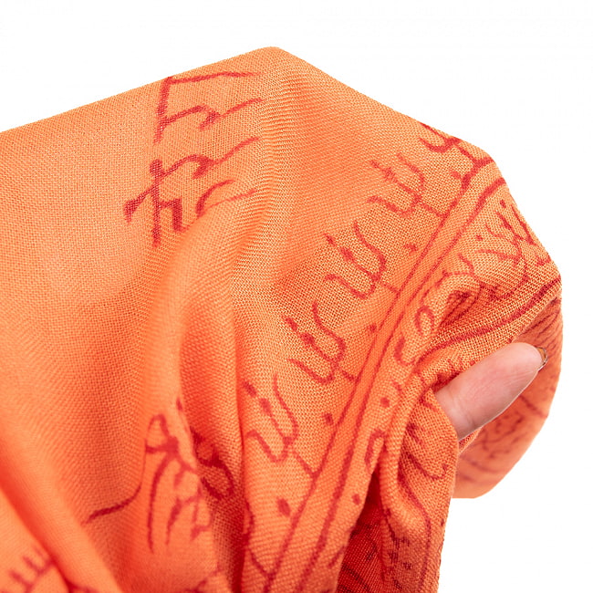 (65cm×170cm)インド ヒンドゥー教の薄ラムナミスカーフ 8 - 手に取ってみました。透け感があります。