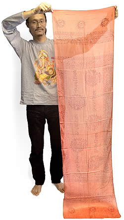 インド薄ラムナミ - スカーフ【180cm】 3 - この写真は別の色のインド薄ラムナミ - スカーフ【180cm】の写真ですが、大きさや透け具合はこんな感じになります
