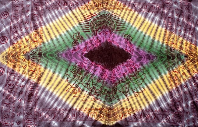 〔195cm*100cm〕ガネーシャ＆ヒンドゥー神様のタイダイサイケデリック布 - 黒紫×黄×ピンク×緑系 8 - 【選択：A】の写真です。このように中心にガネーシャ柄が入っています。