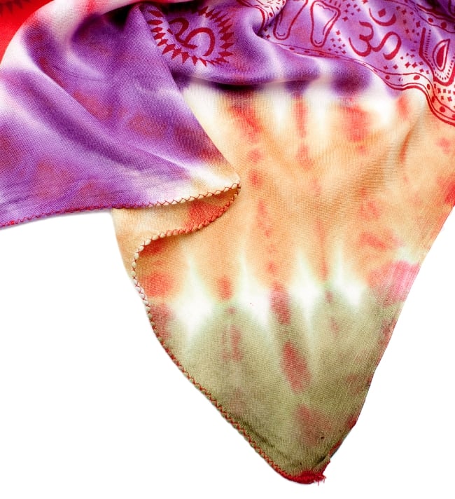 〔195cm*100cm〕ガネーシャ＆ヒンドゥー神様のタイダイサイケデリック布 - 赤×紫×茶×緑系 5 - フチの写真です