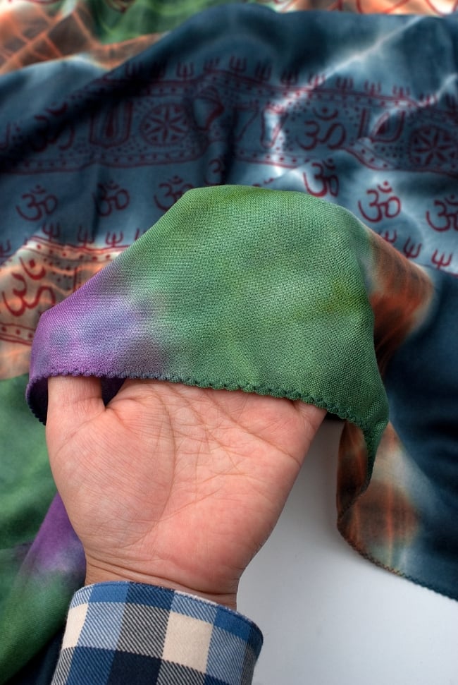 〔195cm*100cm〕ガネーシャ＆ヒンドゥー神様のタイダイサイケデリック布 - ダークグレー×紫×緑×オレンジ系 6 - 少ししっとりとした柔らかい手触りです。首に巻いてもチクチクしにくい点もいいと思います。