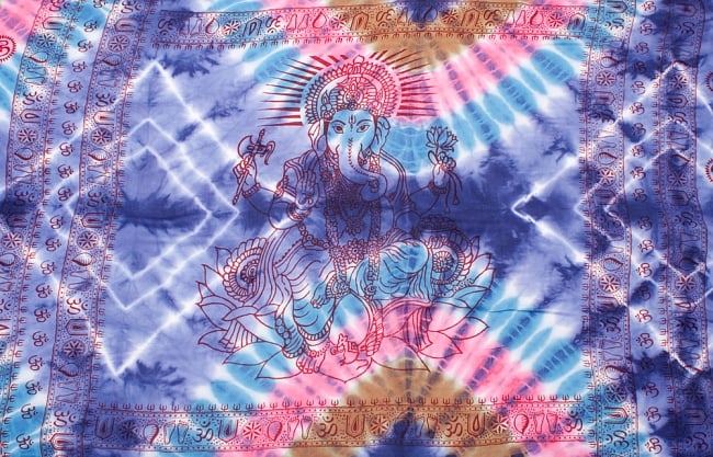 〔195cm*100cm〕ガネーシャ＆ヒンドゥー神様のタイダイサイケデリック布 - 紫×水色×ピンク×茶色系 8 - 【選択：A】の写真です。このように中心にガネーシャ柄が入っています。