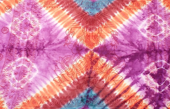 〔195cm*100cm〕ガネーシャ＆ヒンドゥー神様のタイダイサイケデリック布 - 紫×オレンジ×赤茶×水色系 8 - 【選択：A】の写真です。このように中心にガネーシャ柄が入っています。