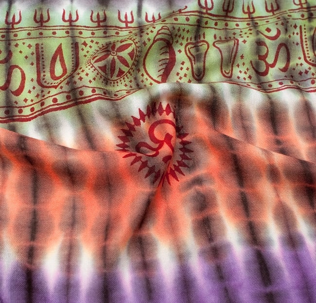 〔195cm*100cm〕ガネーシャ＆ヒンドゥー神様のタイダイサイケデリック布 - 黒×紫×オレンジ×緑系 3 - 拡大写真です