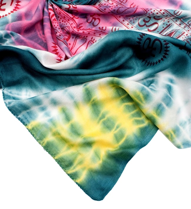 〔195cm*100cm〕ガネーシャ&ヒンドゥー神様のタイダイサイケデリック布 - 青緑×ピンク×黄色系 5 - フチの写真です