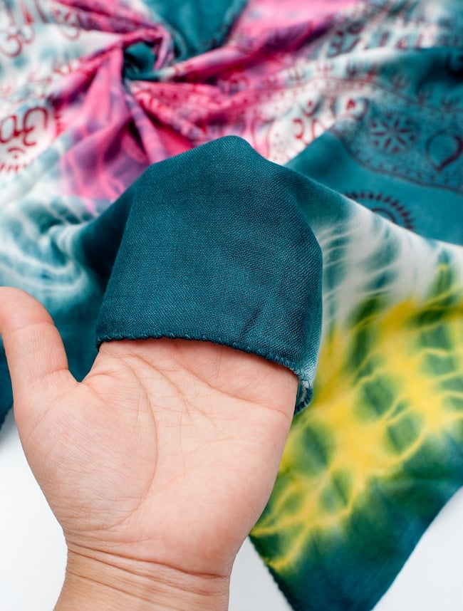 〔195cm*100cm〕ガネーシャ&ヒンドゥー神様のタイダイサイケデリック布 - 青緑×ピンク×黄色系 6 - 少ししっとりとした柔らかい手触りです。首に巻いてもチクチクしにくい点もいいと思います。