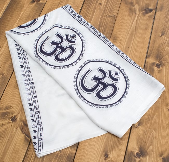 (205cm×100cm)ダイナミックオーンのラムナミ - ホワイト 5 - 薄いのでコンパクトに折りたためます。