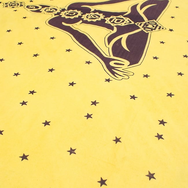 〔205cm*100cm〕チャクラチャートのエスニック布 - イエロー 3 - 周りには星が散りばめられとても素敵な雰囲気です