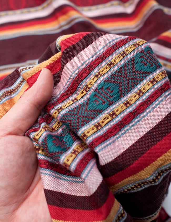 ベトナム ターイ族の伝統手織りスカーフ・デコレーション布 5 - 質感を感じていただく為、手に持ってみたところです。肌触りがよく柔らかい布で、シワも付きにくいのも使い勝手の良いところ。