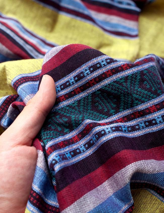ベトナム ターイ族の伝統手織りスカーフ・デコレーション布 5 - 質感を感じていただく為、手に持ってみたところです。肌触りがよく柔らかい布で、シワも付きにくいのも使い勝手の良いところ。
