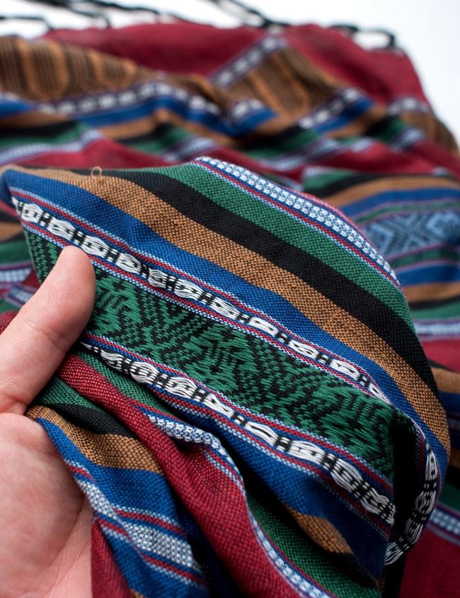 ベトナム ターイ族の伝統手織りスカーフ・デコレーション布 5 - 質感を感じていただく為、手に持ってみたところです。肌触りがよく柔らかい布で、シワも付きにくいのも使い勝手の良いところ。