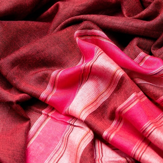 インドの伝統布　ボーダー柄のルンギー用布 〔幅97cm 1メートル切り売り〕レッド 4 - インドらしい色彩と柔らかな手触りの生地です。