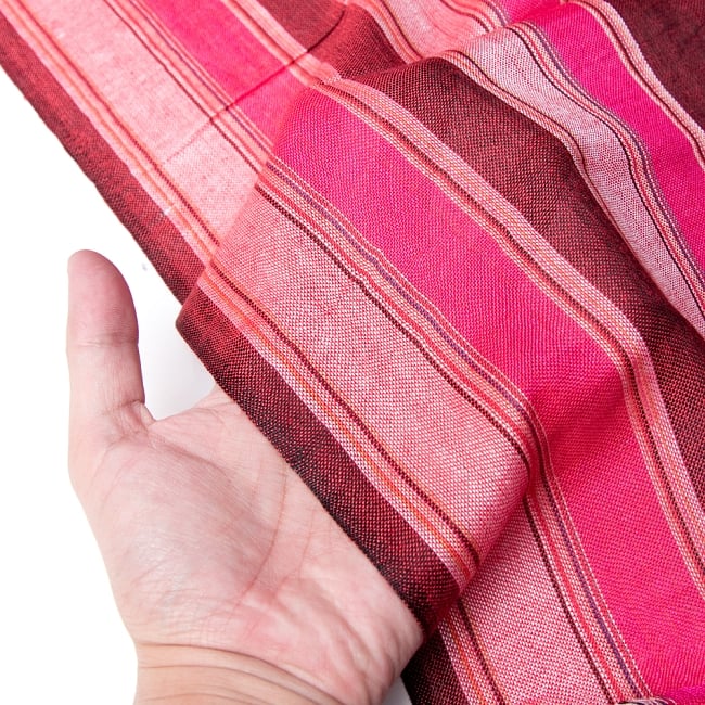 インドの伝統布 ボーダー柄のルンギー用布 〔幅97cm 1メートル切り売り〕レッド 5 - 手に持ってみました。