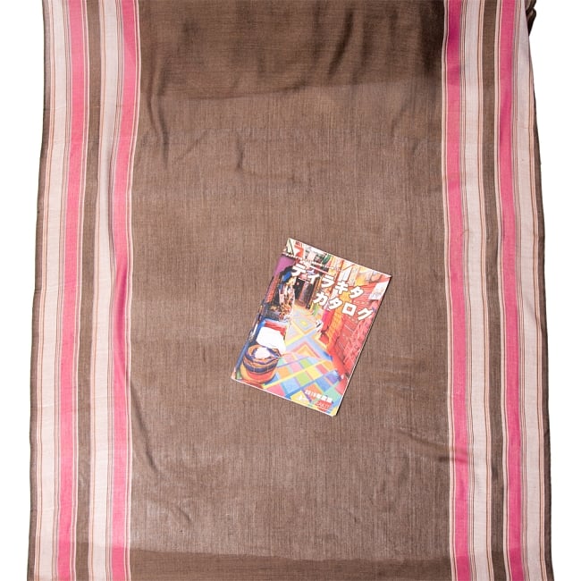 インドの伝統布　ボーダー柄のルンギー用布 〔幅97cm 1メートル切り売り〕レッド 6 - A4冊子とサイズ比較してみました。（お写真は同シリーズの色違い商品です。）