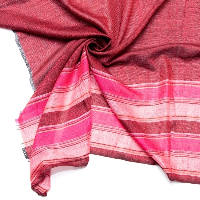 インドの伝統布　ボーダー柄のルンギー用布 〔幅97cm 1メートル切り売り〕レッドの写真1枚目です。さらりとしたビスコース生地です。ストールや、インテリア用の布としておすすめです。インド綿,切売り,ルンギー,マルチクロス