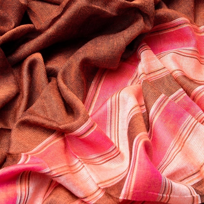 インドの伝統布　ボーダー柄のルンギー用布 〔幅97cm 1メートル切り売り〕オレンジ 4 - インドらしい色彩と柔らかな手触りの生地です。