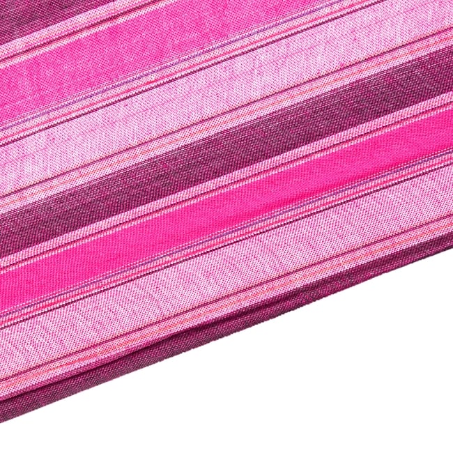 インドの伝統布　ボーダー柄のルンギー用布 〔幅97cm 1メートル切り売り〕ピンクパープル 3 - フチ、柄を拡大してみました。