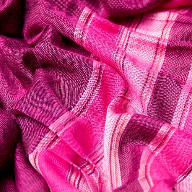 インドの伝統布　ボーダー柄のルンギー用布 〔幅97cm 1メートル切り売り〕ピンクパープル 4 - インドらしい色彩と柔らかな手触りの生地です。