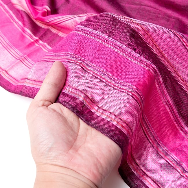 インドの伝統布　ボーダー柄のルンギー用布 〔幅97cm 1メートル切り売り〕ピンクパープル 5 - 手に持ってみました。