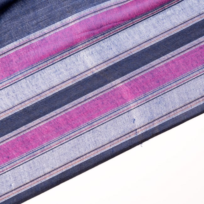 インドの伝統布　ボーダー柄のルンギー用布 〔幅97cm 1メートル切り売り〕ブルー 3 - フチ、柄を拡大してみました。