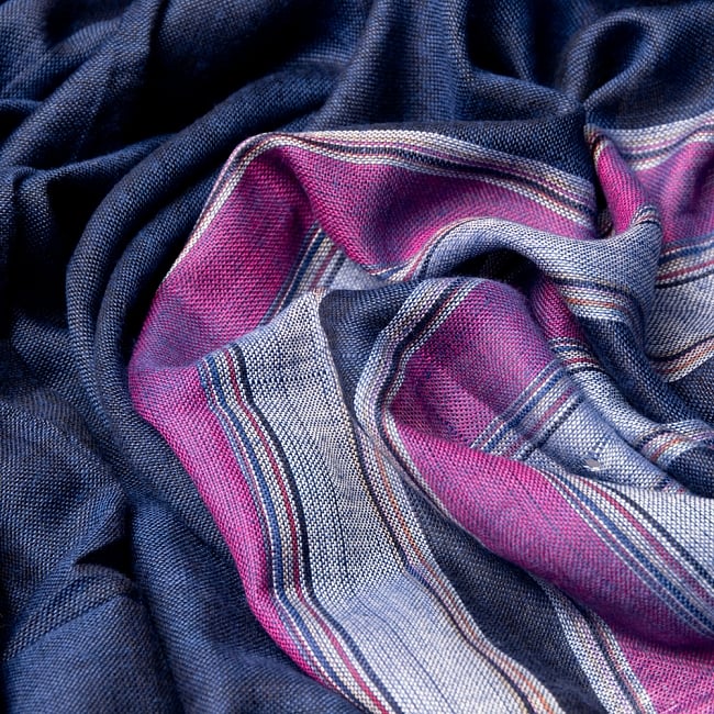インドの伝統布　ボーダー柄のルンギー用布 〔幅97cm 1メートル切り売り〕ブルー 4 - インドらしい色彩と柔らかな手触りの生地です。