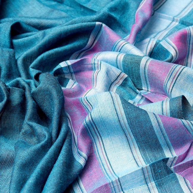 インドの伝統布　ボーダー柄のルンギー用布 〔幅97cm 1メートル切り売り〕ターコイズブルー 4 - インドらしい色彩と柔らかな手触りの生地です。