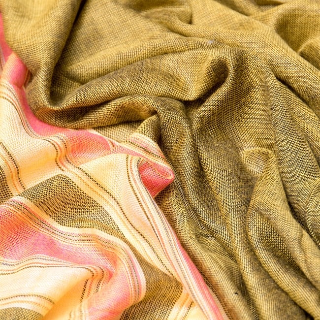 インドの伝統布　ボーダー柄のルンギー用布 〔幅97cm 1メートル切り売り〕オリーブ 4 - インドらしい色彩と柔らかな手触りの生地です。