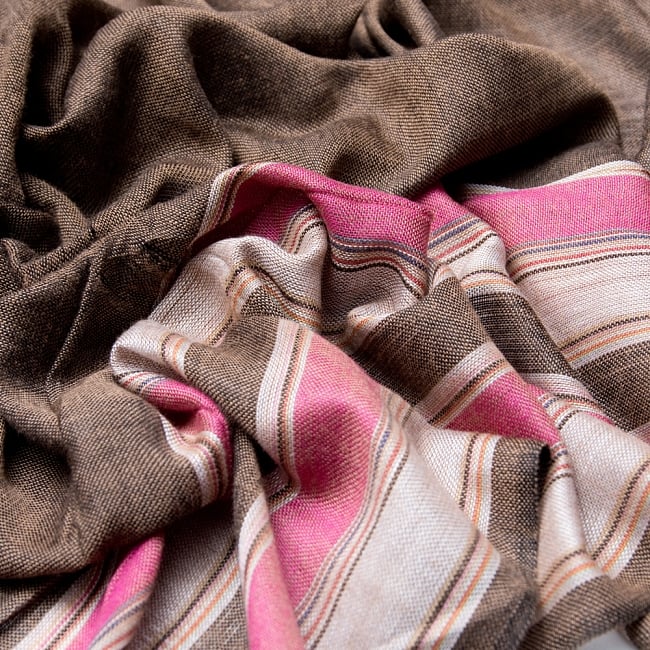 インドの伝統布　ボーダー柄のルンギー用布 〔幅97cm 1メートル切り売り〕ブラウン 4 - インドらしい色彩と柔らかな手触りの生地です。