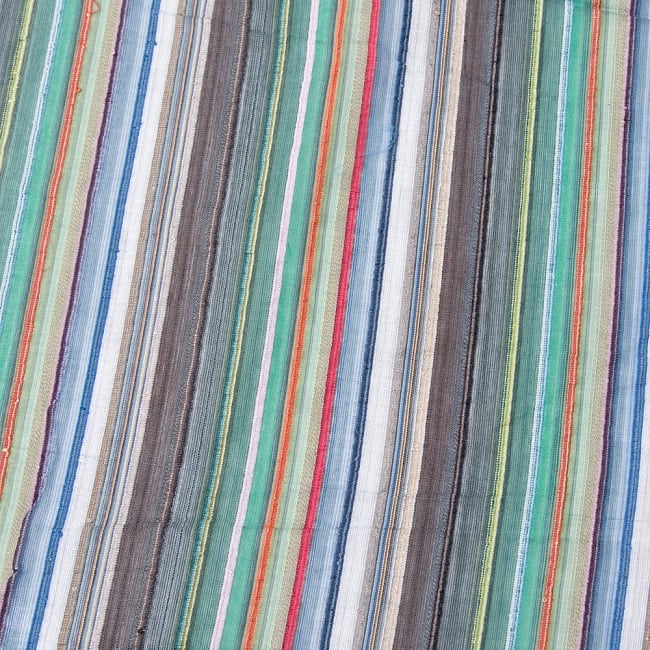 インドの伝統布 ボーダー柄のルンギー用コットン布 〔幅110cm 1メートル切り売り〕グリーン 2 - 布全体ににボーダーが入っています。