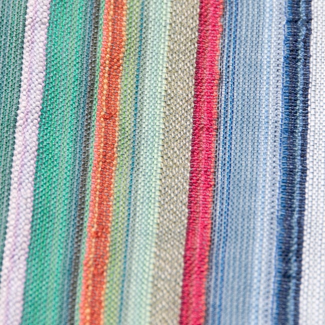 インドの伝統布 ボーダー柄のルンギー用コットン布 〔幅110cm 1メートル切り売り〕グリーン 3 - 生地を拡大してみました。