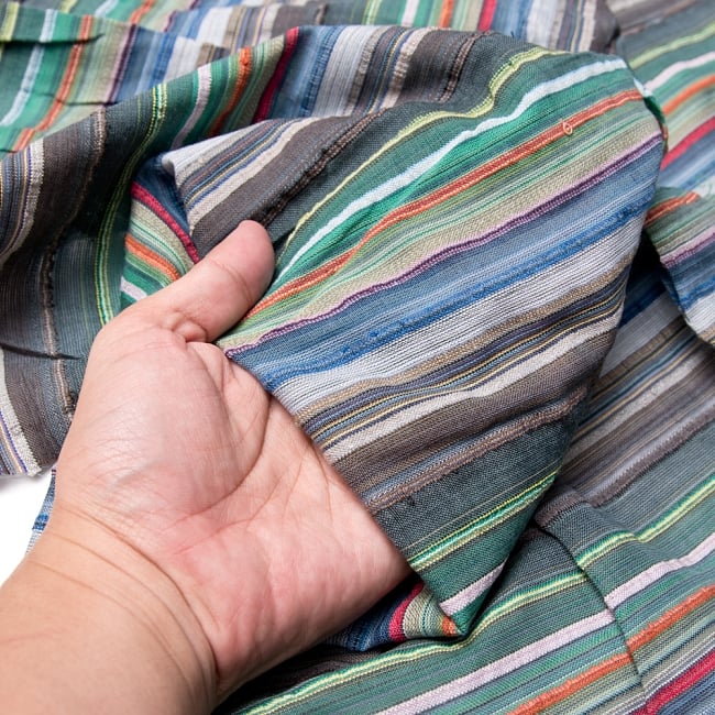 インドの伝統布 ボーダー柄のルンギー用コットン布 〔幅110cm 1メートル切り売り〕グリーン 5 - 手に持ってみました。